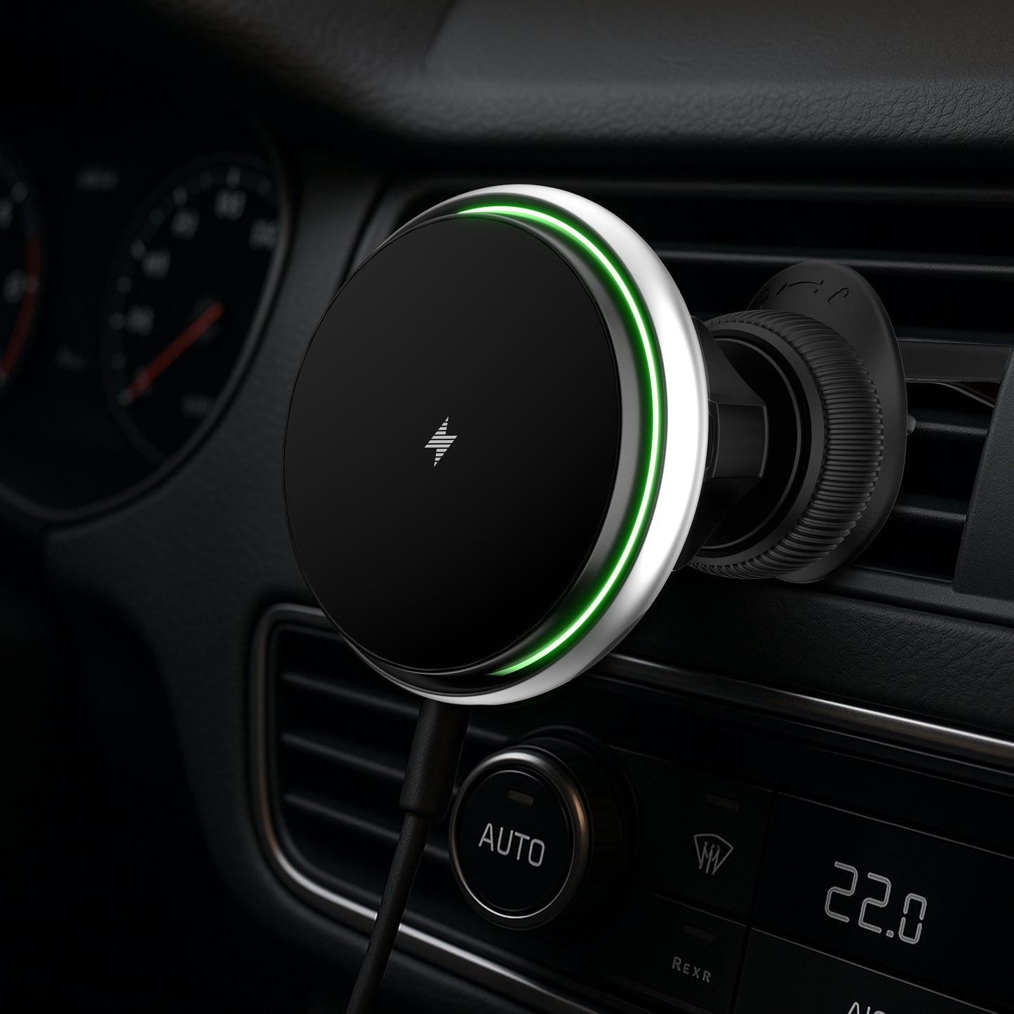 Chargeur voiture iPhone MagSafe 15 W fixé sur une grille de ventilation – vue cockpit