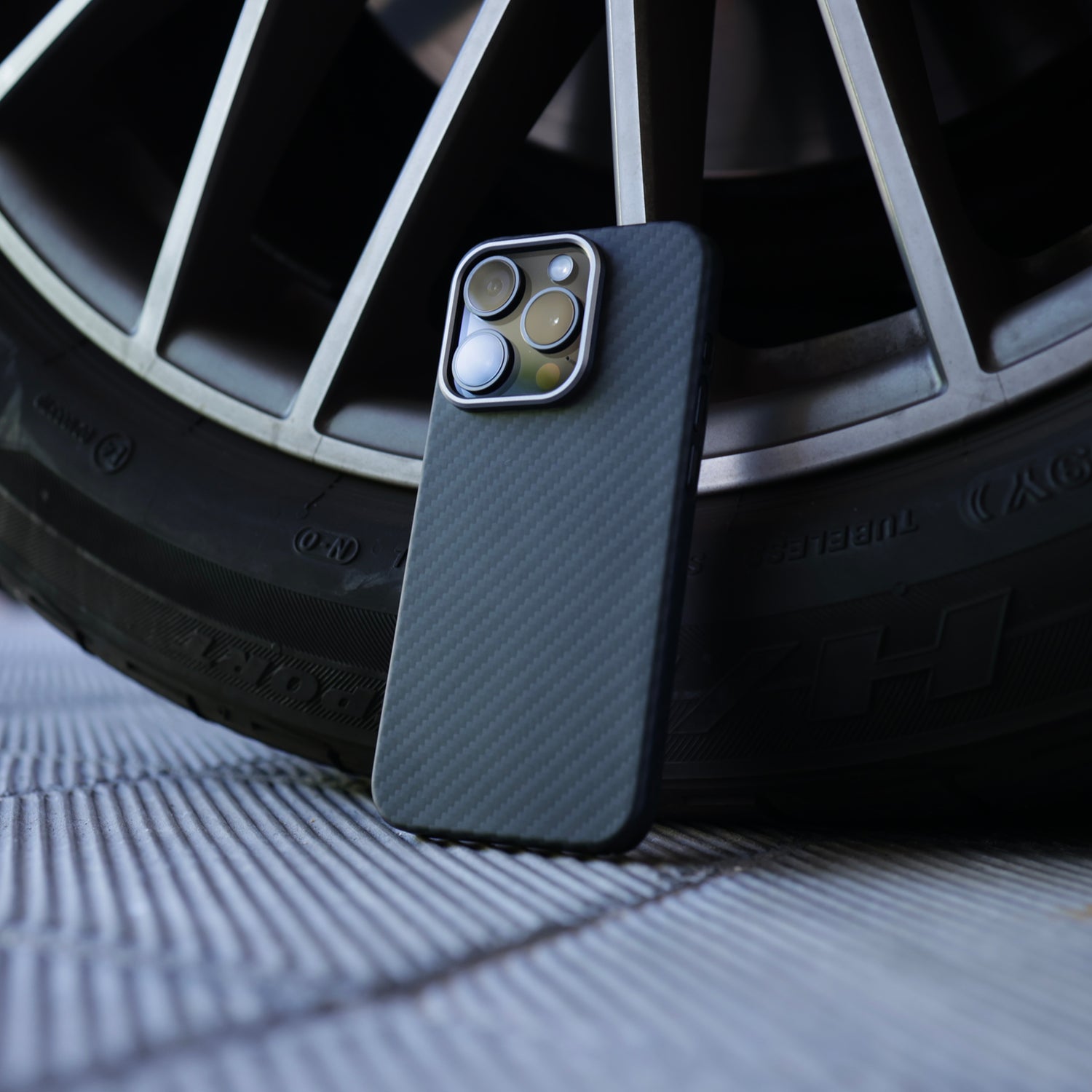 Coque iPhone 16 / Plus / Pro / Max fibre de carbone