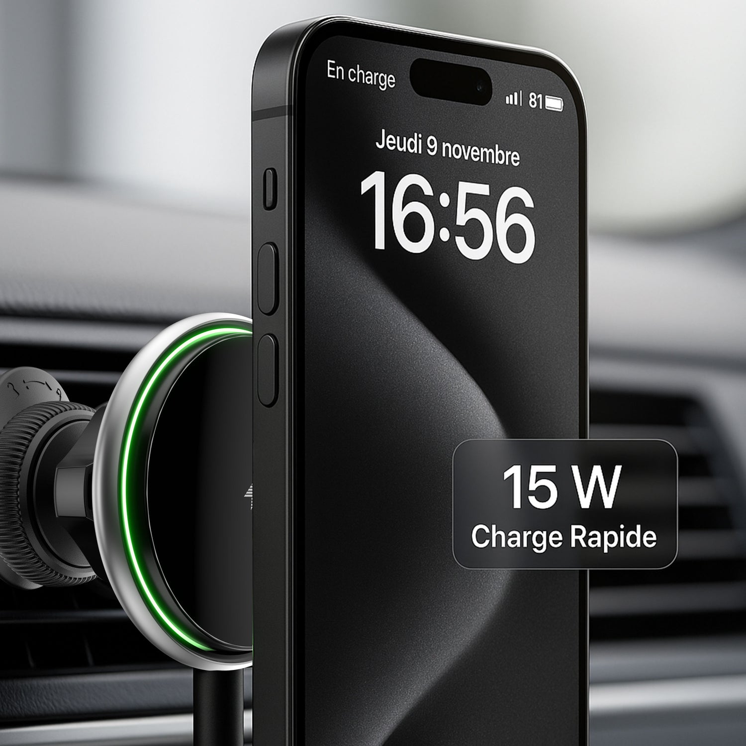 Chargeur voiture MagSafe 15 W fixé sur grille d’aération avec iPhone et anneau LED vert actif