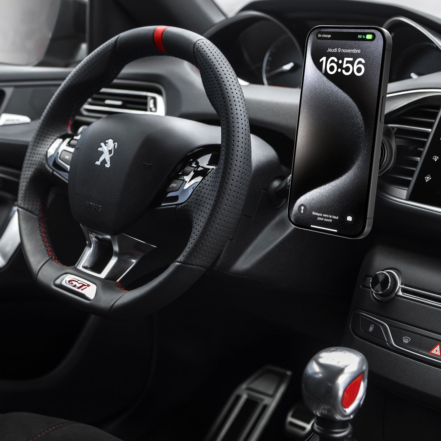 Chargeur MagSafe ShopSystem dans un cockpit Peugeot, conception française à Lyon