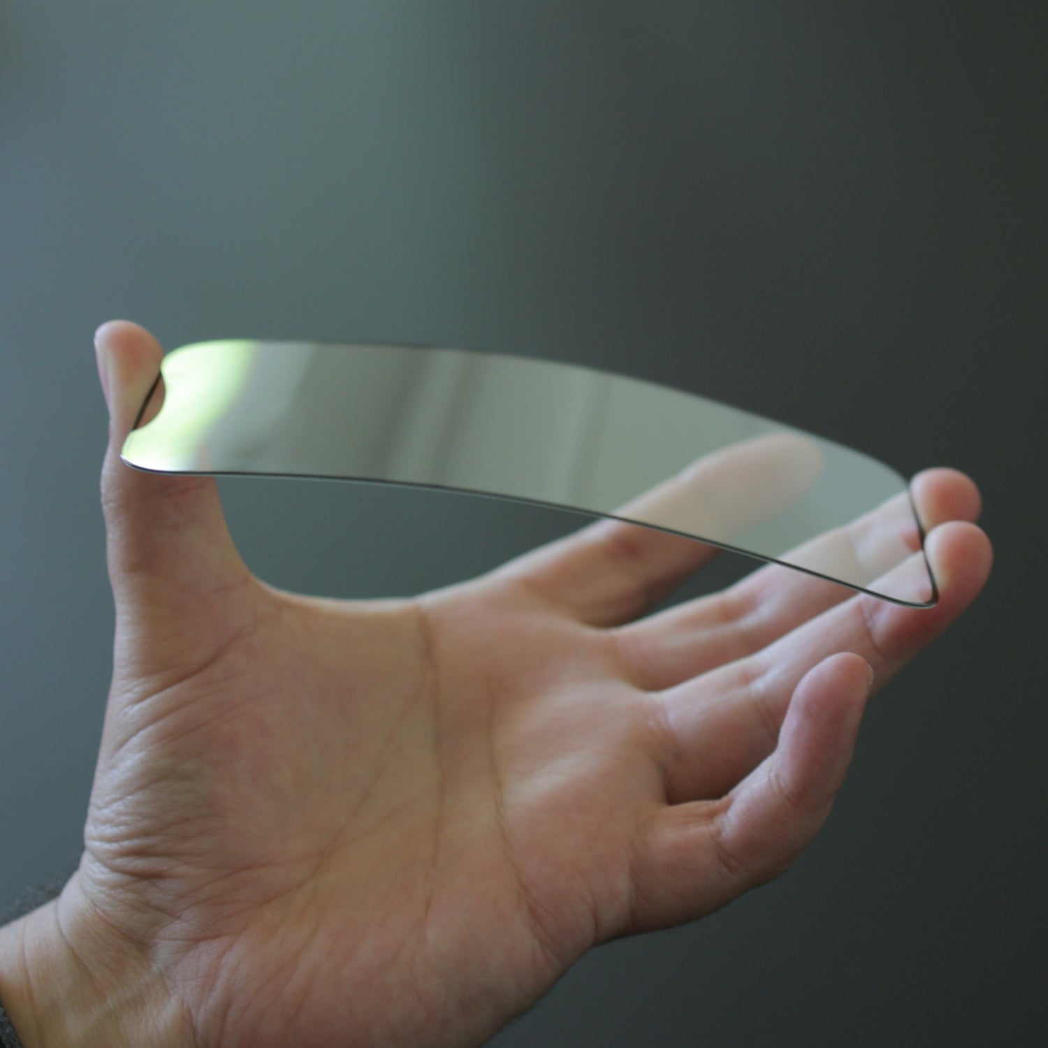 Verre trempé 3D ultra fin pour iPhone, montrant la réactivité tactile supérieure.