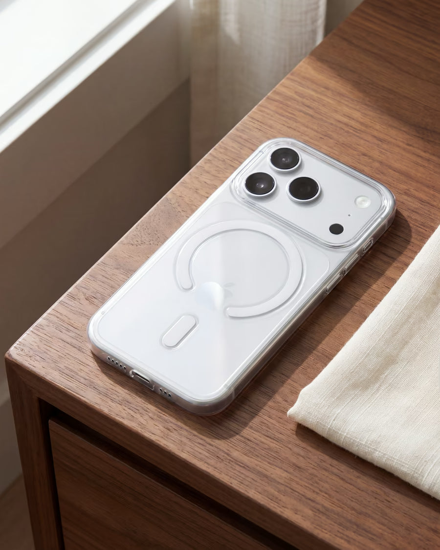 iPhone dans une coque PHANTOM S transparente MagSafe posé sur un meuble près d'une fenêtre