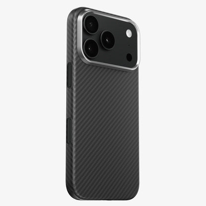 Coque CARBON en fibre de carbone pour iPhone 18 Pro et Pro Max, vue arrière sur un téléphone noir