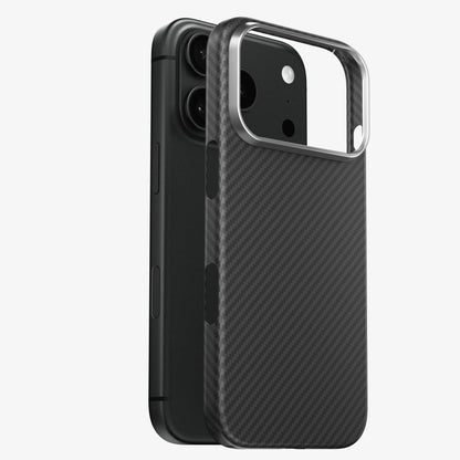 Coque CARBON pour iPhone 18 Pro et Pro Max, vue éclatée de la coque en fibre de carbone et du téléphone noir