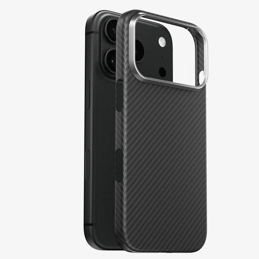 Coque CARBON pour iPhone 18 Pro et Pro Max, vue éclatée de la coque en fibre de carbone et du téléphone noir