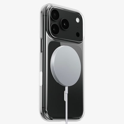 Coque DANA transparente pour iPhone 18 Pro et Pro Max avec un chargeur MagSafe fixé au dos du téléphone noir