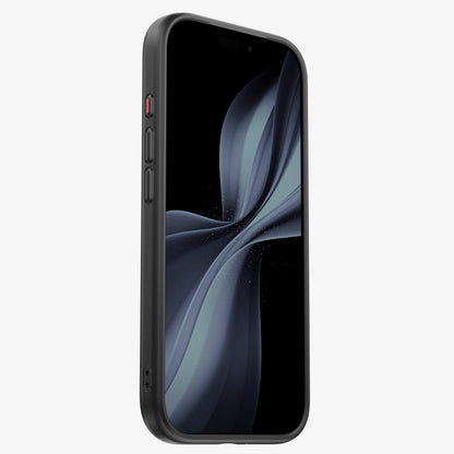 Coque ONE bumper pour iPhone 18 Pro et Pro Max, vue de face sur un téléphone noir avec bouton Action rouge