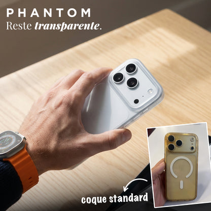 Coque PHANTOM transparente tenue en main, comparée à une coque standard jaunie