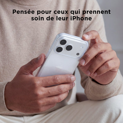iPhone en coque PHANTOM transparente tenu à deux mains