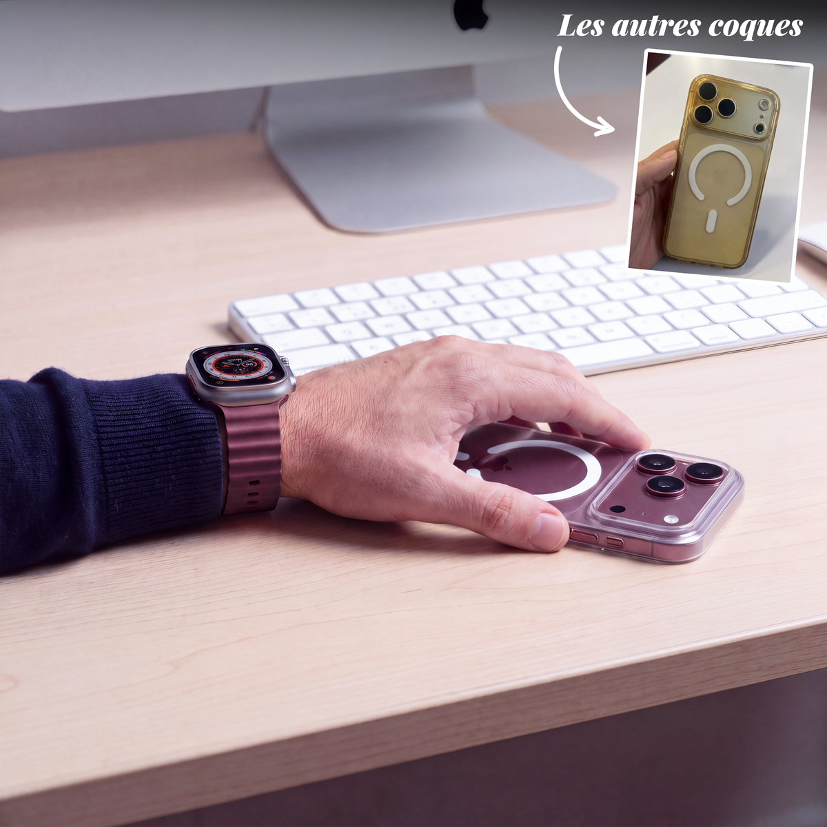 Coque PHANTOM S MagSafe pour iPhone 18 Pro et Pro Max sur un téléphone Bordeaux posé sur un bureau, avec comparaison à une coque jaunie