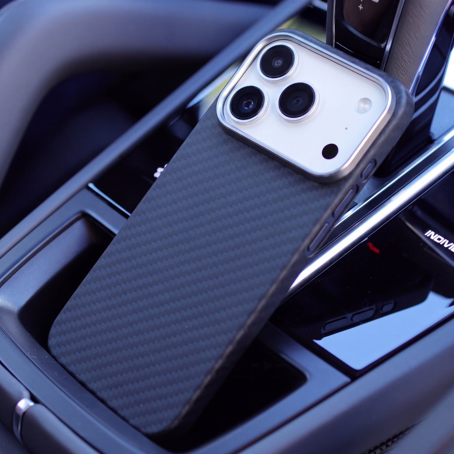 Coque CARBON posée dans la console centrale d'une voiture, découpes latérales et tranche fine visibles