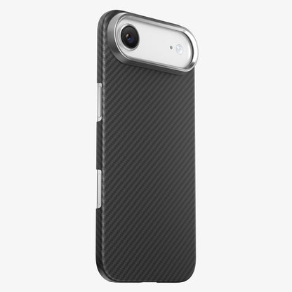 Coque CARBON en fibre de carbone sur iPhone 17 Air Blanc nuage, vue trois quarts arrière