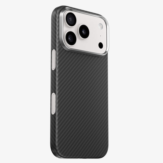 Coque CARBON en fibre de carbone sur iPhone 17 Pro Argent, vue trois quarts arrière, bague d'objectif en aluminium