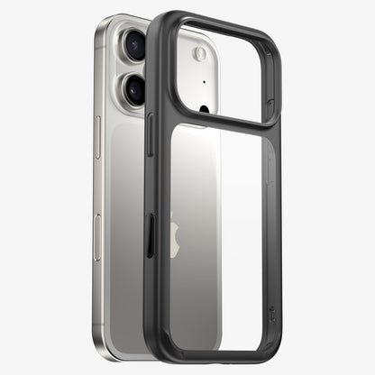 Coque ONE bumper en vue éclatée : cadre noir renforcé et dos transparent se détachant de l'iPhone 18 Pro