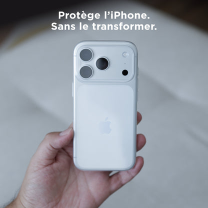 Coque PHANTOM transparente tenue en main sur iPhone 18 Pro blanc — protège l'iPhone sans le transformer