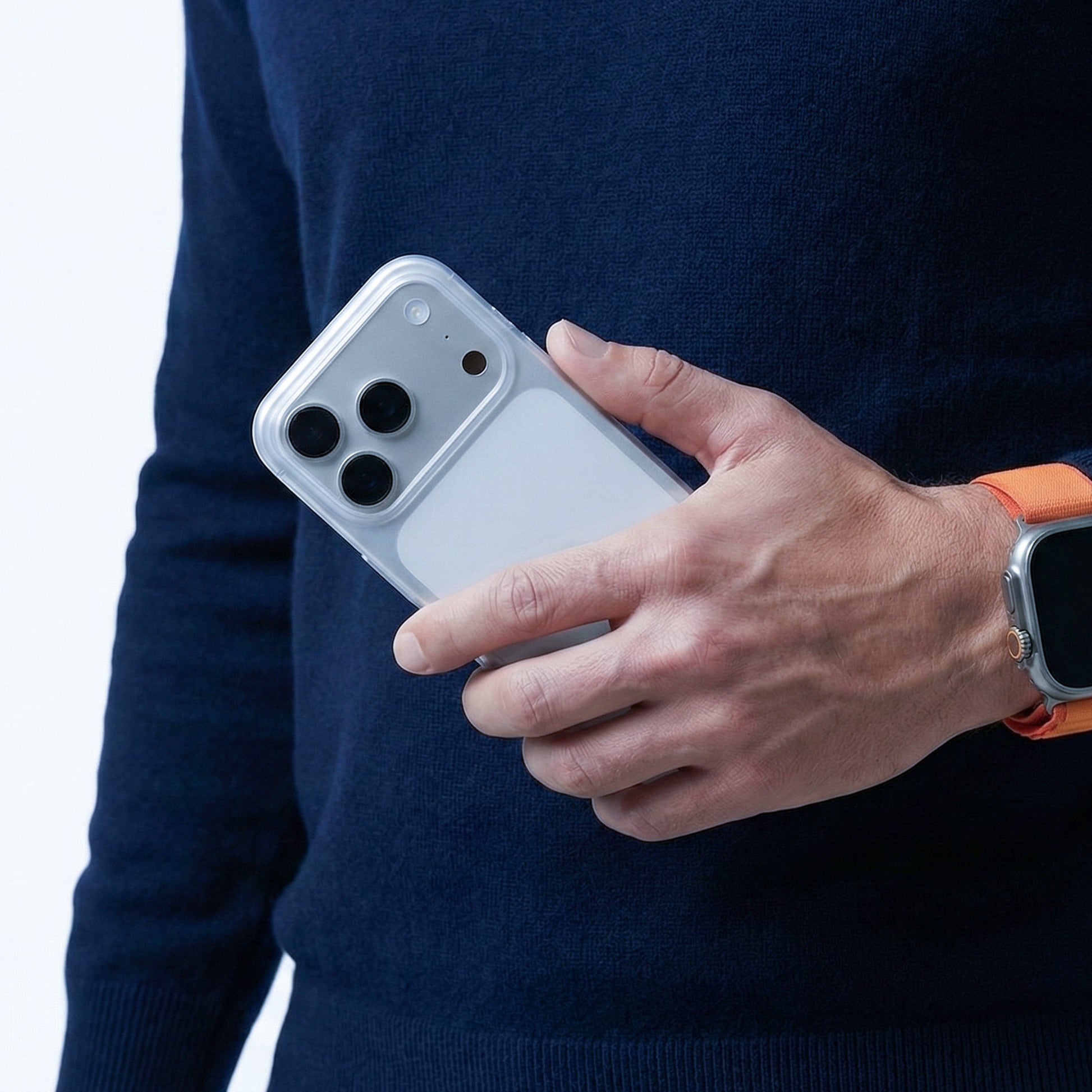 Homme tenant un iPhone 18 Pro équipé de la coque PHANTOM ultra-fine transparente