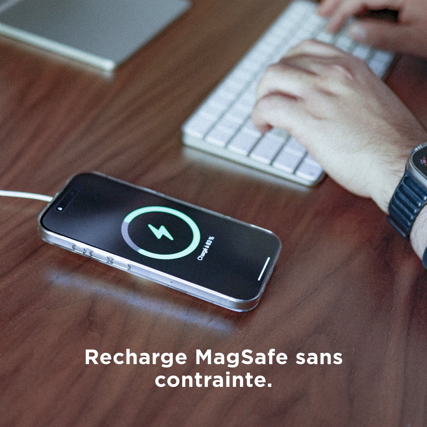 iPhone 18 Pro avec coque PHANTOM en recharge sans fil MagSafe posé sur un bureau