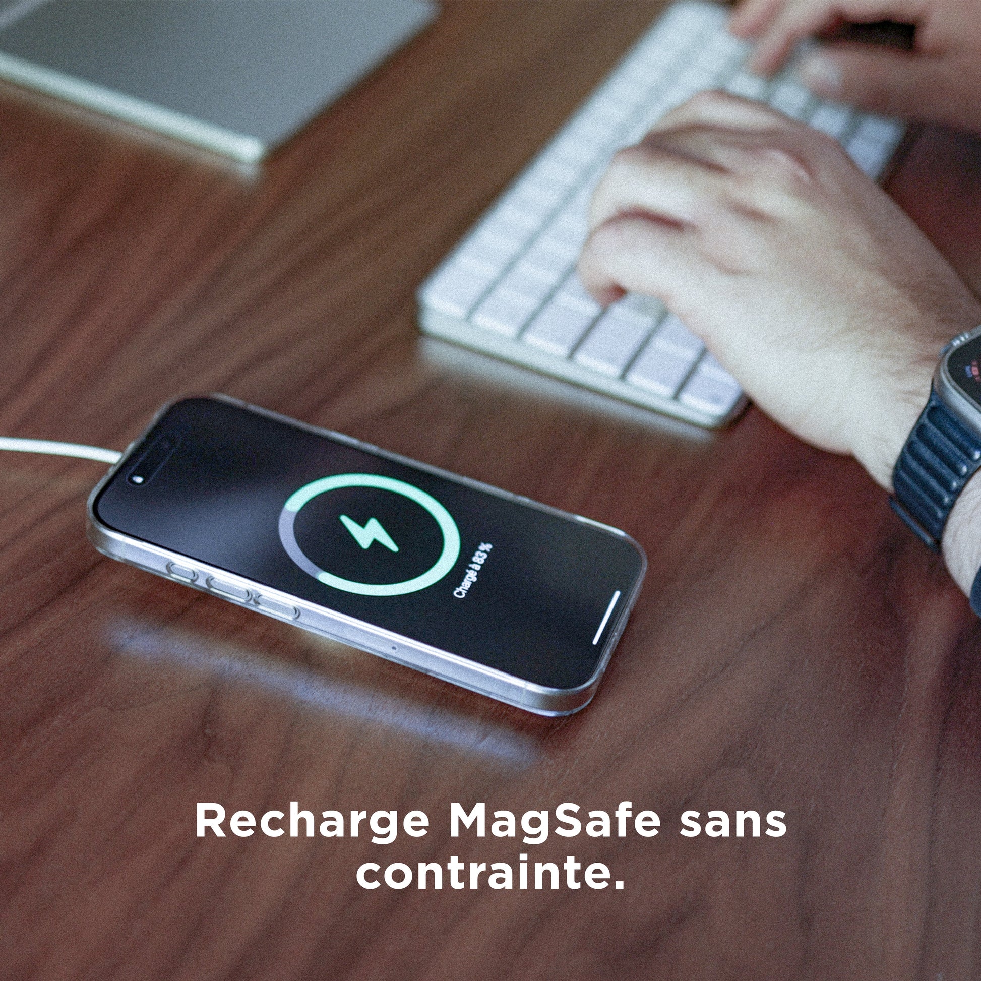 iPhone 18 Pro avec coque PHANTOM en recharge sans fil MagSafe posé sur un bureau