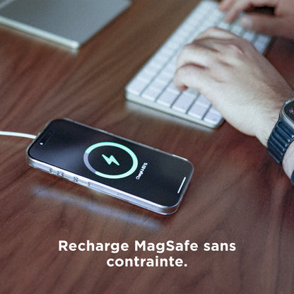 iPhone 18 Pro avec coque PHANTOM en recharge sans fil MagSafe posé sur un bureau