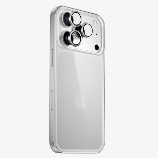 Protection caméra argent posée sur un iPhone argent, contour en aluminium anodisé autour de chaque objectif
