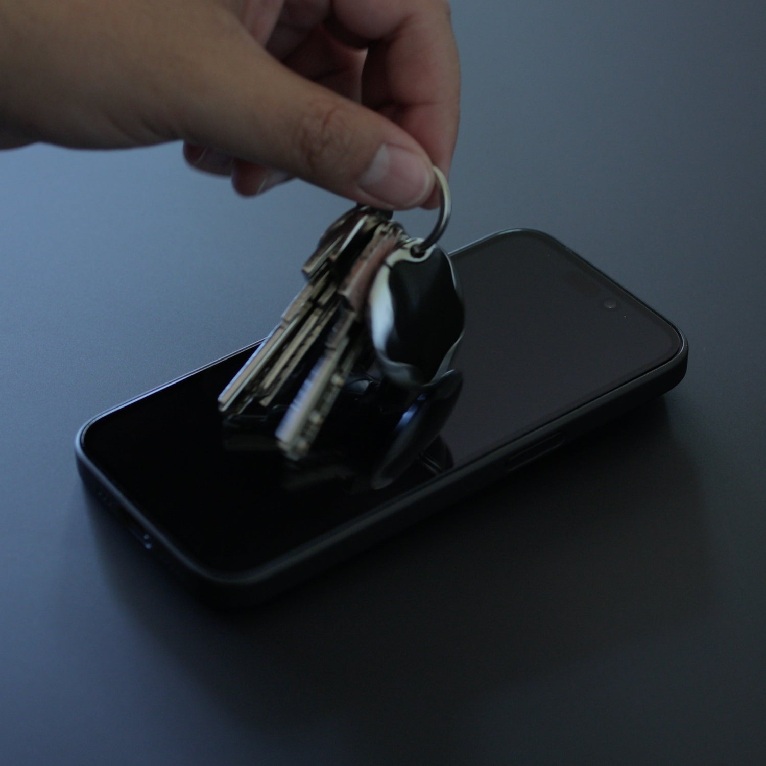 Trousseau de clés posé sur l'écran d'un téléphone protégé par le verre trempé