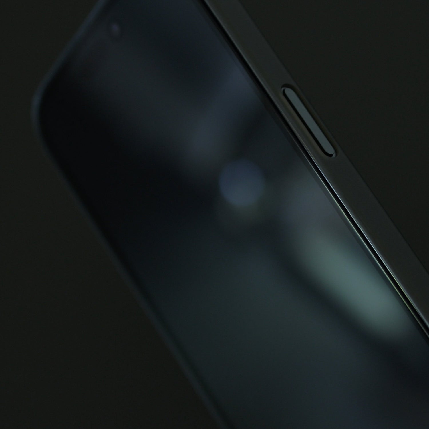 Gros plan sur la tranche d'un téléphone montrant la finesse du verre trempé posé sur l'écran