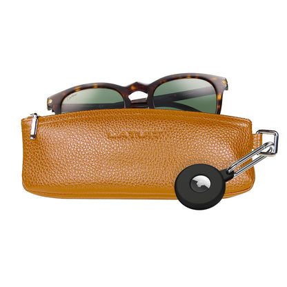 Coque AirTag en silicone avec mousqueton en acier inoxydable sur un étui Andy par LATUIT