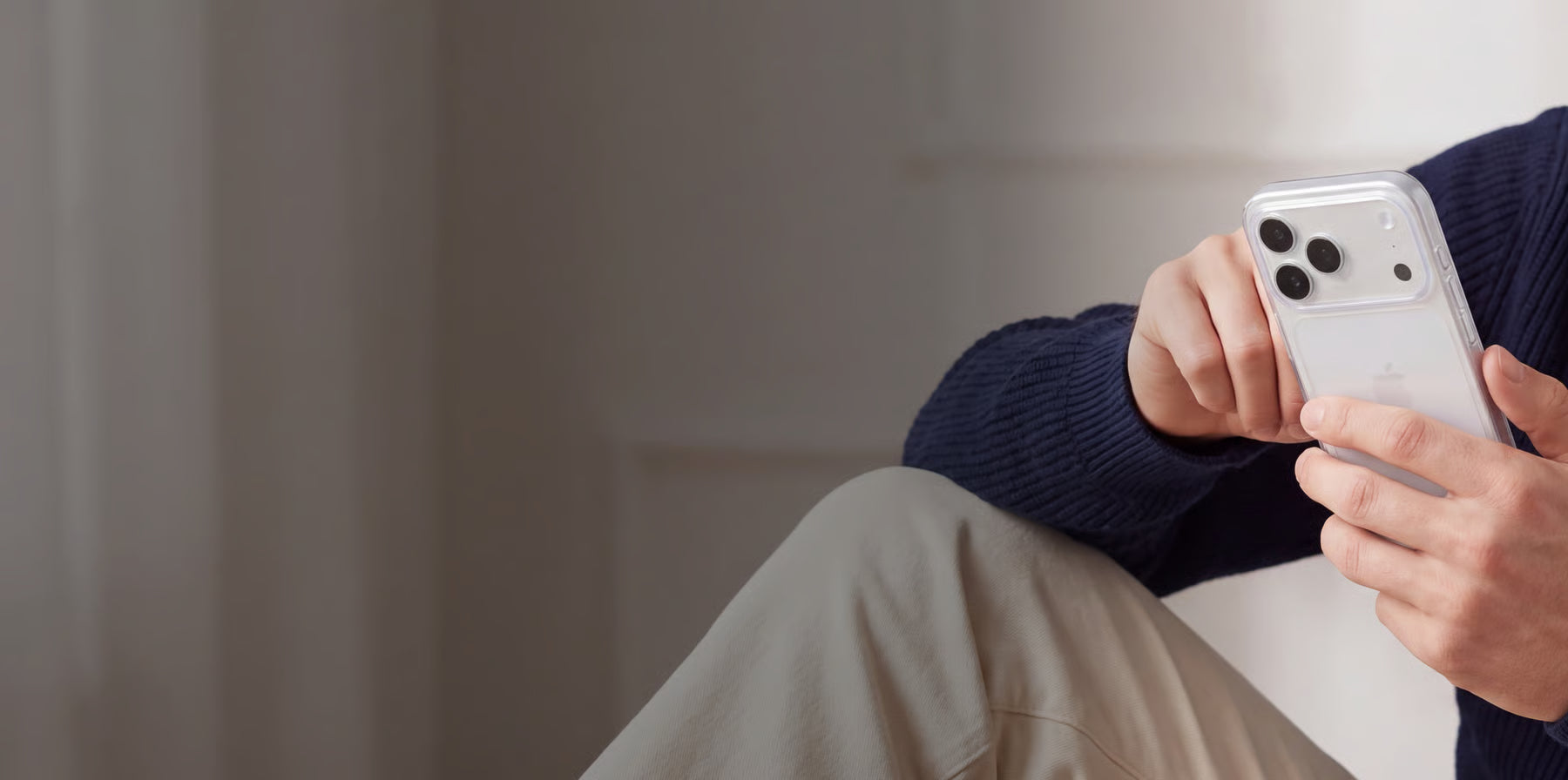 Une personne tient un iPhone dans une coque transparente fine