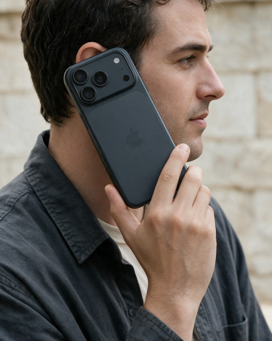 Un homme téléphone avec un iPhone dans une coque ORIGINAL Noir fumé